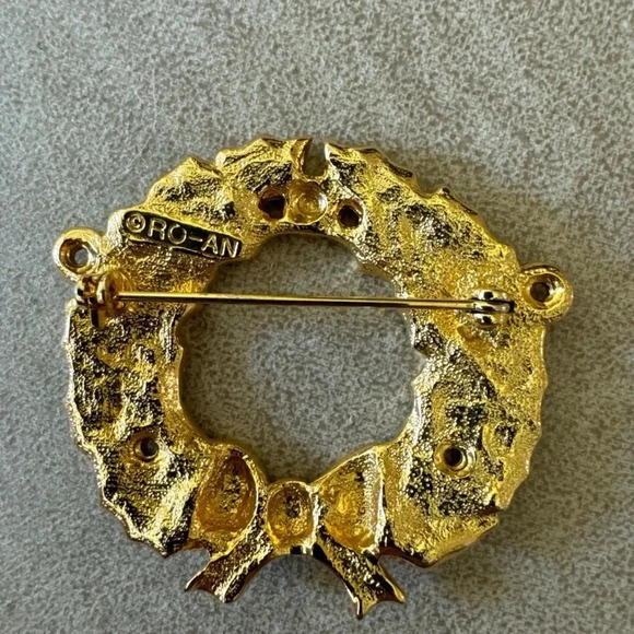 RO-AN Holiday Christmas Wreath Brooch Pin EUC Signed Vintage - Picture 3 of 4